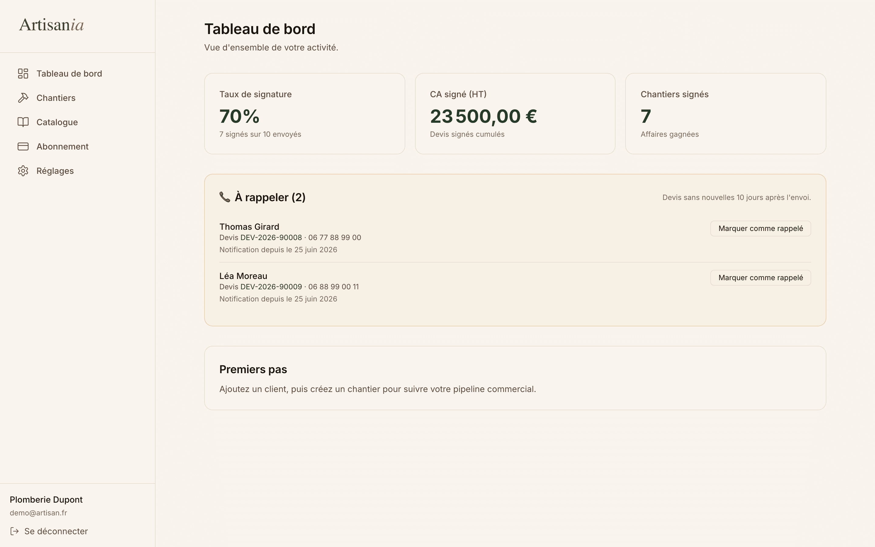 Tableau de bord Artisania d'un plombier : taux de signature de 70 %, chiffre d'affaires signé de 23 500 € HT, 7 chantiers gagnés et rappels de devis à relancer.